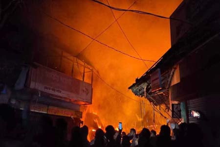 ব্যবসা প্রতিষ্ঠান পুড়ে ছাই