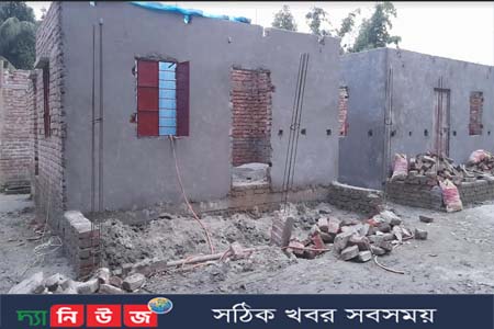 আশ্রয়ণ প্রকল্পের ঘরের বারান্দার ডোয়া!