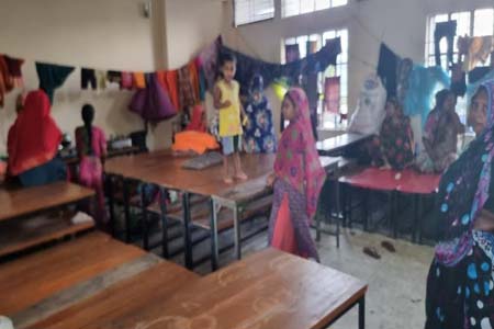 নোয়াখালীতে আশ্রয়কেন্দ্রে ঠাঁই নেই, পানি বন্ধি ২১ লাখ মানুষ