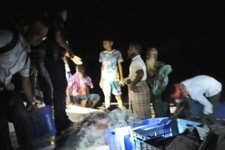 মাদারীপুরে নিষেধাজ্ঞা অমান্য করে মা ইলিশ শিকারের দায়ে ১০ জেলের কারাদন্ড