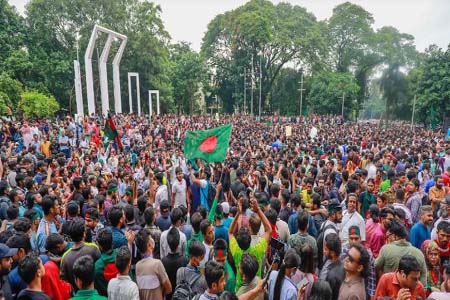 জন ঢল নেমেছে শহীদ মিনারে