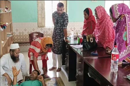 শিক্ষককে পেটানোর অভিযোগে বহিস্কার হলেন