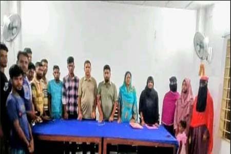 হরিণ শিকারীদের মাঝে অনুদান প্রদান