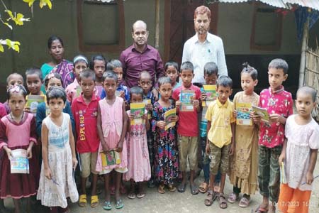 সাপাহার কাজলী মডেল শিশু বিকাশ কেন্দ্র পরিদর্শন ও শিক্ষা উপকরণ দিলেন ইউএনও