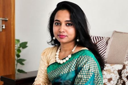 প্রাইভেট পড়ানোর বকেয়া টাকা চাওয়ায় শিক্ষিকা সিঁথি সীমিতার মাথায় ১০ কোপ