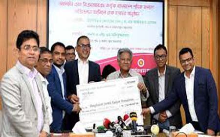 শ্রমিক কল্যান ফাউন্ডেশন তহবিলে চেক হস্তান্তর