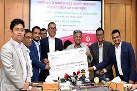 শ্রমিক কল্যান ফাউন্ডেশন তহবিলে চেক হস্তান্তর