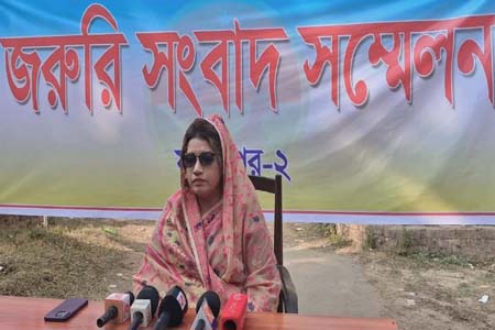 ভোটারদের মাঝে টাকা বিতরণ