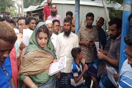 সালথায় বিএনপি নেতা শামা ওবায়েদ এর লিফলেট বিতরণ