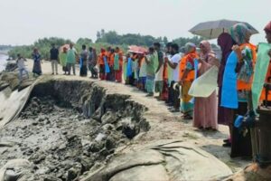 শ্যামনগরে চাউলখোলার ভাঙনকবলিত বেড়িবাঁধ সংস্কারের দাবিতে মানববন্ধন