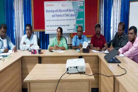 শ্যামনগরে শ্রমজীবি শিশুর অভিভাবকদের সাথে ঋণদানকারী প্রতিষ্ঠানের সভা