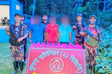 সীমান্ত এলাকায় বিজিবি অভিযানে নেশা জাতীয় ৩১ বোতল সিরাপসহ আটক-৩