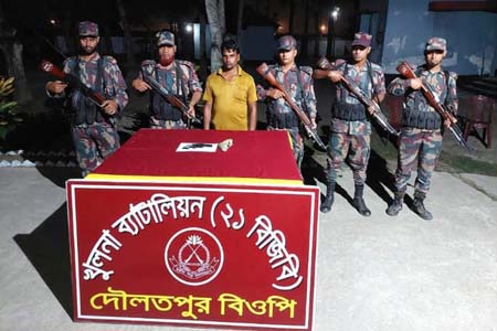 সীমান্তে পিস্তলসহ যুবক আটক