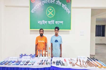 সেনা অভিযান অস্ত্র, বিদেশি মদসহ চোরাই মোবাইল জব্দ,  দুইজন গ্রেপ্তার।