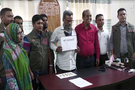 ভারতে পাচারকালে বেনাপোলে স্বর্ণবারসহ পাসপোর্ট যাত্রী আটক