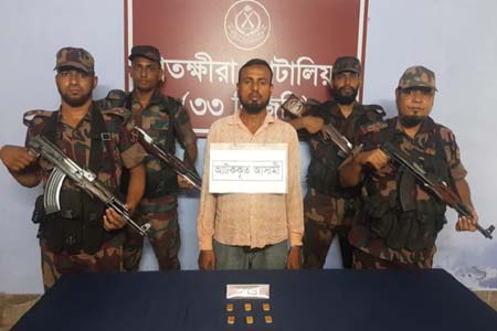 সাতক্ষীরায় ৫৮ লক্ষ টাকা মূল্যের ৬টি স্বর্ণের বারসহ চোরাকারবারি আটক