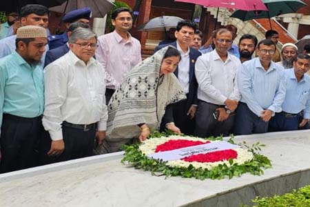 জাতির পিতার সমাধিতে শিল্প মন্ত্রণালয়ের সিনিয়র সচিবের শ্রদ্ধা