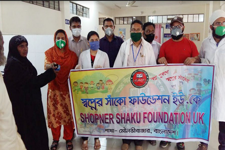 করোনা প্রতিরোধে কমলগঞ্জে স্বপ্নের সাঁকো ফাউন্ডেশনের মাস্ক ও সাবান বিতরণ