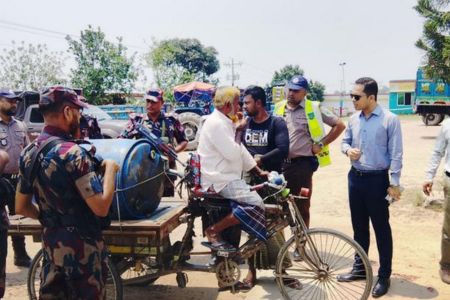 শার্শার বাগআচড়ায় অতিরিক্ত তেল মুজুদের দায়ে ট্যাস্ক ফোর্সের যৌথ অভিযান