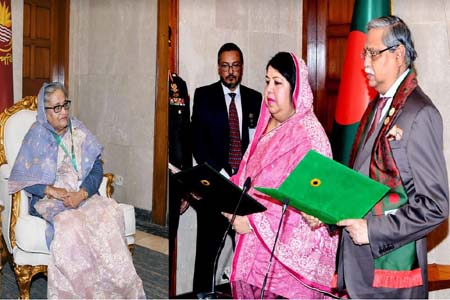 নব-নির্বাচিত স্পিকারকে শপথ বাক্য পাঠ করান রাষ্ট্রপতি