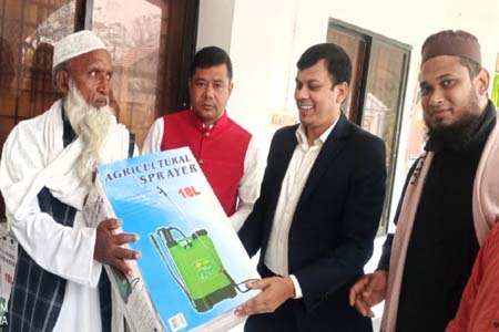 সালথায় পেঁয়াজ চাষীদের মাঝে স্প্রে মেশিন বিতরণ