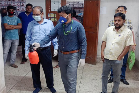করোনা প্রতিরোধে বিআরটিএ ঝিনাইদহ সার্কেল অফিস চত্বর স্প্রে