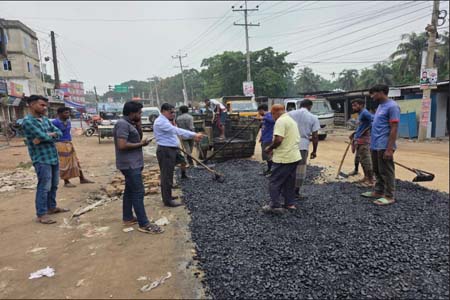 লক্ষ্মীপুরে অবশেষে খানাখন্দ ভরা সড়ক সংস্কার,