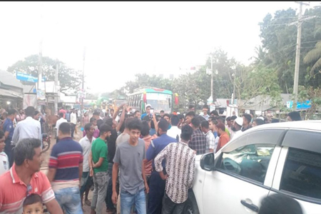 প্রতিবাদে শিক্ষার্থীদের সড়ক অবরোধ