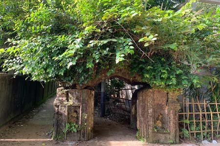 প্রাচীন স্থাপনা ধ্বংসের পথে