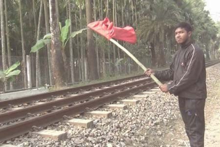 লাল গেঞ্জি উড়িয়ে ট্রেনটি থামিয়ে দুর্ঘটনা থেকে রক্ষা করলো কিশোর