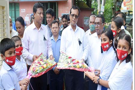 গৌরনদীতে বিদ্যালয় পরিদর্শনে বিভাগীয় কমিশনার