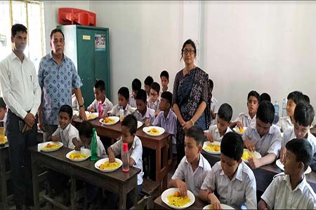 শিক্ষার্থীদের জন্য মিড ডে মিল