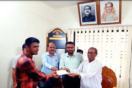 শিক্ষার্থীদের মাঝে আর্থিক সহায়তা