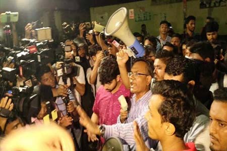 আন্দোলনকারীদের হলে ফেরানোর অনুরোধ প্রত্যাখ্যান, রাজপথে থাকার সিদ্ধান্ত