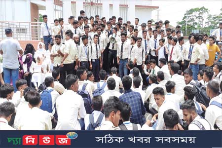 সাত দফা দাবিতে গৌরনদী টেক্সটাইল ইনস্টিটিউটের শিক্ষার্থীদের বিক্ষোভ অবরোধ