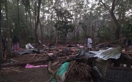 শিক্ষকের বাড়িতে হামলা