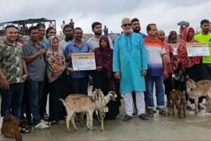পশ্চিম সুন্দরবন উপকূলে বাঘ বিধবা পরিবার পেল দুটি করে ছাগল