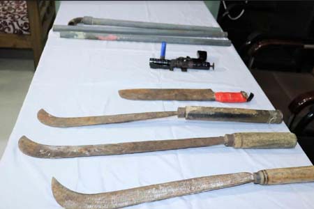 বিপুল পরিমাণ দেশীয় অস্ত্র উদ্ধার