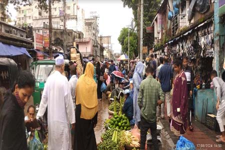 ফুটপাথ হকারদের দখলে