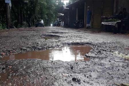সড়কের কাজ ফেলে ঠিকাদার লাপাত্তা
