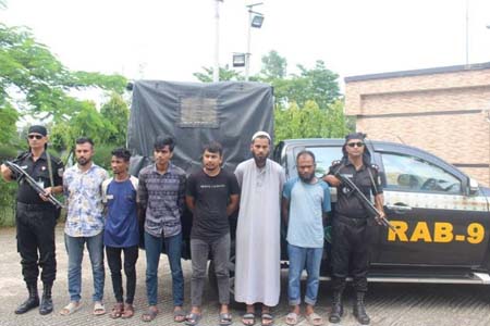 বিপুল পরিমাণ মোবাইলসহ চোরাই