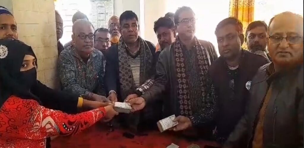 মটর শ্রমিক ইউনিয়নের পক্ষ থেকে মৃত সদস্যদের পরিবারে ৬লক্ষ ১৫ হাজার টাকা প্রদান