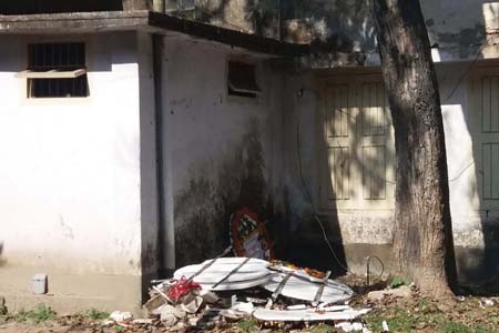তারাগঞ্জে ১৬ই ডিসেম্বরের শ্রদ্ধাঞ্জলির ফুল উপজেলার প্রশাসনের টয়লেটের পাশে