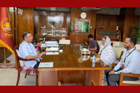 প্রধানমন্ত্রীর ব্যবহারে মুগ্ধ জুলাই যোদ্ধার মা