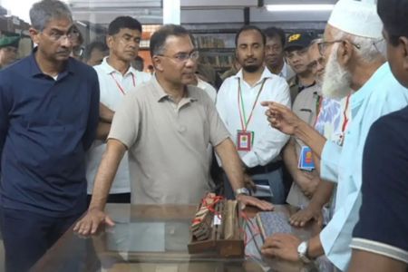 উপমহাদেশের প্রাচীনতম জ্ঞানপীঠ যশোর ইনস্টিটিউট পাবলিক লাইব্রেরি পরিদর্শনে মুগ্ধ প্রধানমন্ত্রী