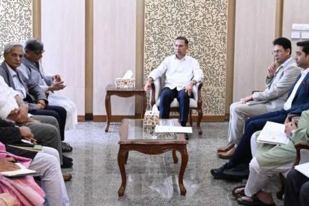 প্রধানমন্ত্রীর সঙ্গে অধ্যাপক বিশ্বসাহিত্য কেন্দ্রের প্রতিষ্ঠাতা আবদুল্লাহ আবু সায়ীদের বৈঠক