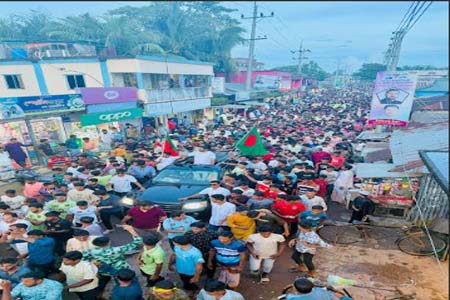 লিফলেট বিতরণে হাতিয়ায় জনতার ঢল