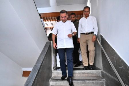 লিফট রেখে সিঁড়ি বেয়ে ষষ্ঠ তলায় উঠে বৈঠকে যোগ দিলেন প্রধানমন্ত্রী