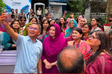 ঢামেকের ৮০ বছরপূর্তি অনুষ্ঠানে প্রধানমন্ত্রী, তুললেন সেলফি