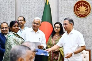 চা শ্রমিকদের সুরক্ষায় ২০ হাজার রেইনকোট দিলেন প্রধানমন্ত্রী